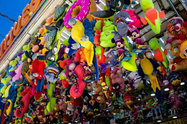 Seville, İspanya - 05 Mayıs 2022 Feria de Sevilla lunaparkı, eğlence ve gezintiler tekrar açıldı.