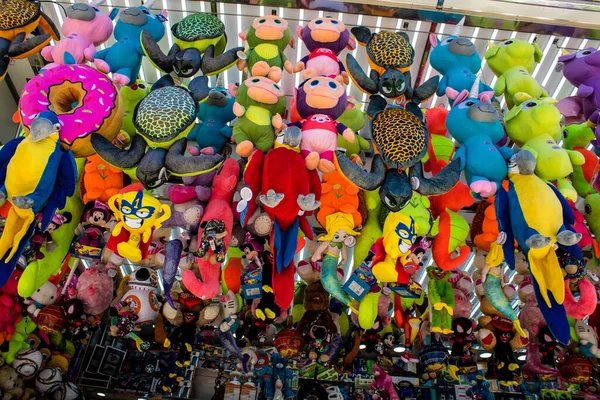 Seville, İspanya - 05 Mayıs 2022 Feria de Sevilla lunaparkı, eğlence ve gezintiler tekrar açıldı.