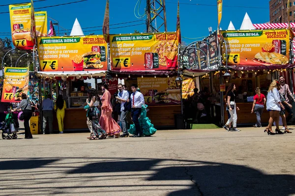 Seville, İspanya - 05 Mayıs 2022 Feria de Sevilla lunaparkı, eğlence ve gezintiler tekrar açıldı.