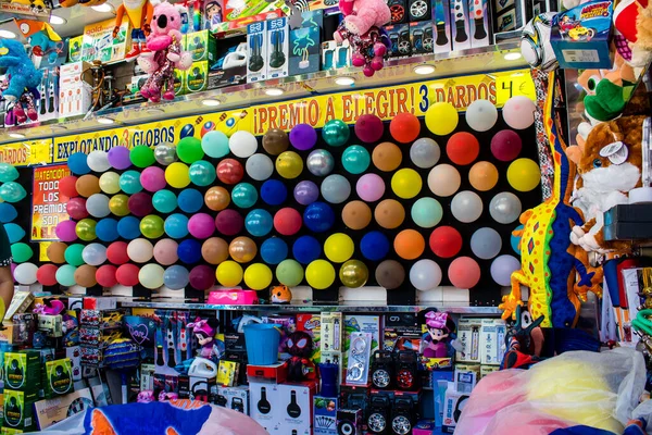 Seville, İspanya - 05 Mayıs 2022 Feria de Sevilla lunaparkı, eğlence ve gezintiler tekrar açıldı.