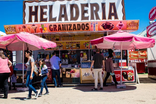 Seville, İspanya - 05 Mayıs 2022 Feria de Sevilla lunaparkı, eğlence ve gezintiler tekrar açıldı.