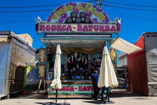 Seville, İspanya - 05 Mayıs 2022 Feria de Sevilla lunaparkı, eğlence ve gezintiler tekrar açıldı.