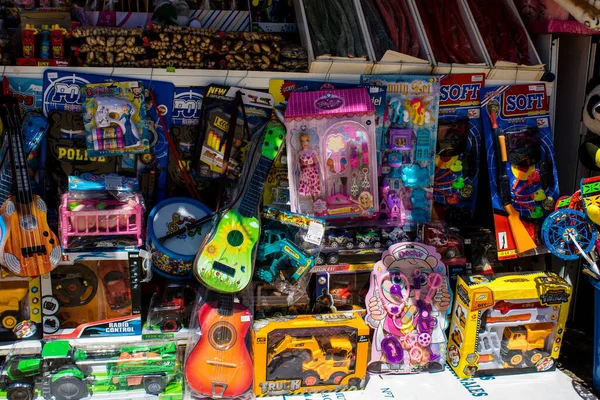 Seville, İspanya - 05 Mayıs 2022 Feria de Sevilla lunaparkı, eğlence ve gezintiler tekrar açıldı.