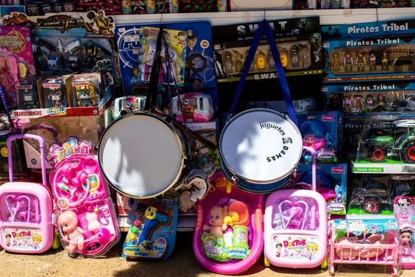 Seville, İspanya - 05 Mayıs 2022 Feria de Sevilla lunaparkı, eğlence ve gezintiler tekrar açıldı.