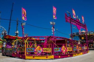 Seville, İspanya - 05 Mayıs 2022 Feria de Sevilla lunaparkı, eğlence ve gezintiler tekrar açıldı.