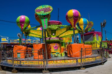 Seville, İspanya - 05 Mayıs 2022 Feria de Sevilla lunaparkı, eğlence ve gezintiler tekrar açıldı.