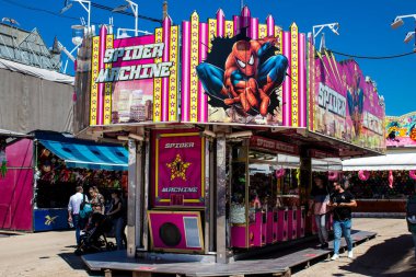 Seville, İspanya - 05 Mayıs 2022 Feria de Sevilla lunaparkı, eğlence ve gezintiler tekrar açıldı.
