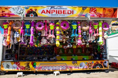 Seville, İspanya - 05 Mayıs 2022 Feria de Sevilla lunaparkı, eğlence ve gezintiler tekrar açıldı.