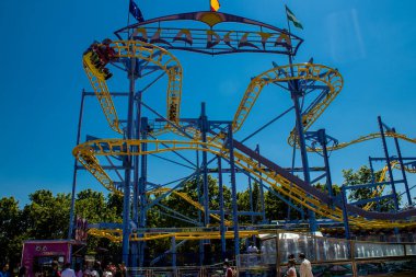 Seville, İspanya - 05 Mayıs 2022 Feria de Sevilla lunaparkı, eğlence ve gezintiler tekrar açıldı.