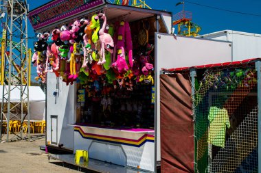 Seville, İspanya - 05 Mayıs 2022 Feria de Sevilla lunaparkı, eğlence ve gezintiler tekrar açıldı.