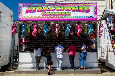 Seville, İspanya - 05 Mayıs 2022 Feria de Sevilla lunaparkı, eğlence ve gezintiler tekrar açıldı.
