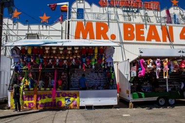 Seville, İspanya - 05 Mayıs 2022 Feria de Sevilla lunaparkı, eğlence ve gezintiler tekrar açıldı.