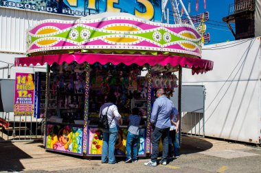 Seville, İspanya - 05 Mayıs 2022 Feria de Sevilla lunaparkı, eğlence ve gezintiler tekrar açıldı.