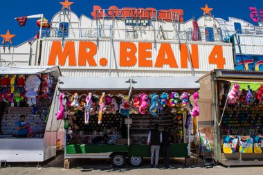 Seville, İspanya - 05 Mayıs 2022 Feria de Sevilla lunaparkı, eğlence ve gezintiler tekrar açıldı.