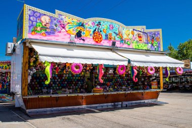 Seville, İspanya - 05 Mayıs 2022 Feria de Sevilla lunaparkı, eğlence ve gezintiler tekrar açıldı.