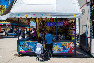 Seville, İspanya - 05 Mayıs 2022 Feria de Sevilla lunaparkı, eğlence ve gezintiler tekrar açıldı.