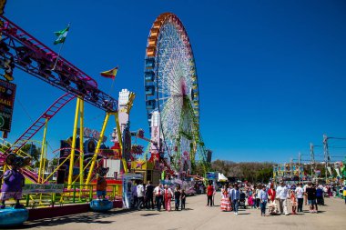 Seville, İspanya - 05 Mayıs 2022 Feria de Sevilla lunaparkı, eğlence ve gezintiler tekrar açıldı.