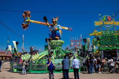 Seville, İspanya - 05 Mayıs 2022 Feria de Sevilla lunaparkı, eğlence ve gezintiler tekrar açıldı.
