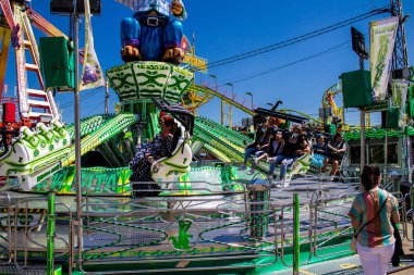 Seville, İspanya - 05 Mayıs 2022 Feria de Sevilla lunaparkı, eğlence ve gezintiler tekrar açıldı.