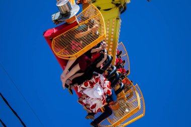 Seville, İspanya - 05 Mayıs 2022 Feria de Sevilla lunaparkı, eğlence ve gezintiler tekrar açıldı.