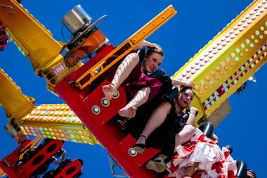 Seville, İspanya - 05 Mayıs 2022 Feria de Sevilla lunaparkı, eğlence ve gezintiler tekrar açıldı.