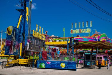 Seville, İspanya - 05 Mayıs 2022 Feria de Sevilla lunaparkı, eğlence ve gezintiler tekrar açıldı.
