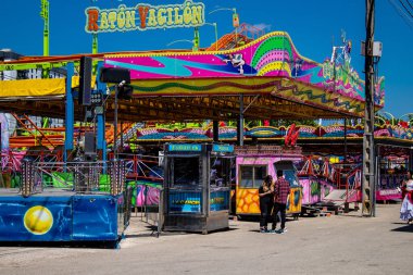 Seville, İspanya - 05 Mayıs 2022 Feria de Sevilla lunaparkı, eğlence ve gezintiler tekrar açıldı.