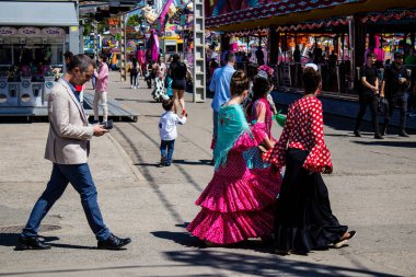 Seville, İspanya - 05 Mayıs 2022 Feria de Sevilla lunaparkı, eğlence ve gezintiler tekrar açıldı.