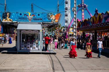 Seville, İspanya - 05 Mayıs 2022 Feria de Sevilla lunaparkı, eğlence ve gezintiler tekrar açıldı.