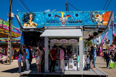 Seville, İspanya - 05 Mayıs 2022 Feria de Sevilla lunaparkı, eğlence ve gezintiler tekrar açıldı.