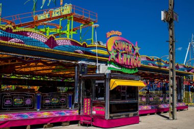 Seville, İspanya - 05 Mayıs 2022 Feria de Sevilla lunaparkı, eğlence ve gezintiler tekrar açıldı.