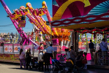 Seville, İspanya - 05 Mayıs 2022 Feria de Sevilla lunaparkı, eğlence ve gezintiler tekrar açıldı.