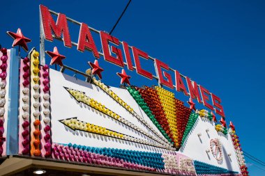 Seville, İspanya - 05 Mayıs 2022 Feria de Sevilla lunaparkı, eğlence ve gezintiler tekrar açıldı.