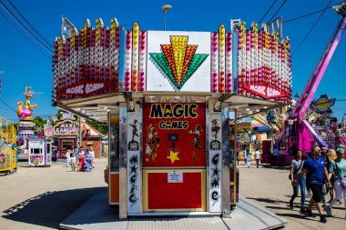 Seville, İspanya - 05 Mayıs 2022 Feria de Sevilla lunaparkı, eğlence ve gezintiler tekrar açıldı.