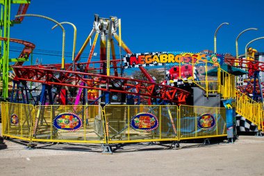 Seville, İspanya - 05 Mayıs 2022 Feria de Sevilla lunaparkı, eğlence ve gezintiler tekrar açıldı.