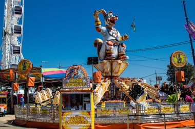 Seville, İspanya - 05 Mayıs 2022 Feria de Sevilla lunaparkı, eğlence ve gezintiler tekrar açıldı.