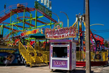 Seville, İspanya - 05 Mayıs 2022 Feria de Sevilla lunaparkı, eğlence ve gezintiler tekrar açıldı.