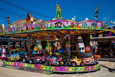 Seville, İspanya - 05 Mayıs 2022 Feria de Sevilla lunaparkı, eğlence ve gezintiler tekrar açıldı.