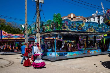 Seville, İspanya - 05 Mayıs 2022 Feria de Sevilla lunaparkı, eğlence ve gezintiler tekrar açıldı.