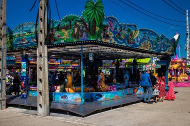 Seville, İspanya - 05 Mayıs 2022 Feria de Sevilla lunaparkı, eğlence ve gezintiler tekrar açıldı.
