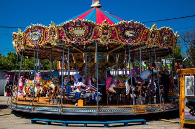 Seville, İspanya - 05 Mayıs 2022 Feria de Sevilla lunaparkı, eğlence ve gezintiler tekrar açıldı.