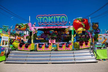 Seville, İspanya - 05 Mayıs 2022 Feria de Sevilla lunaparkı, eğlence ve gezintiler tekrar açıldı.