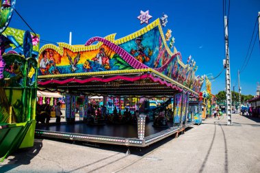 Seville, İspanya - 05 Mayıs 2022 Feria de Sevilla lunaparkı, eğlence ve gezintiler tekrar açıldı.