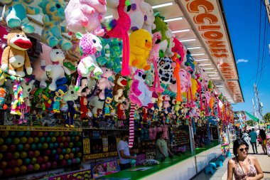 Seville, İspanya - 05 Mayıs 2022 Feria de Sevilla lunaparkı, eğlence ve gezintiler tekrar açıldı.