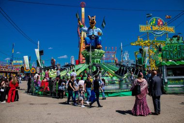 Seville, İspanya - 05 Mayıs 2022 Feria de Sevilla lunaparkı, eğlence ve gezintiler tekrar açıldı.