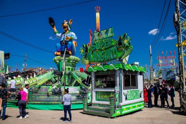 Seville, İspanya - 05 Mayıs 2022 Feria de Sevilla lunaparkı, eğlence ve gezintiler tekrar açıldı.