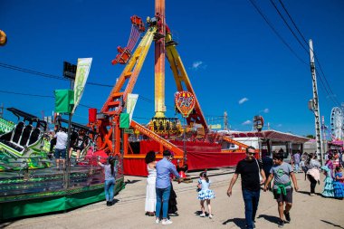 Seville, İspanya - 05 Mayıs 2022 Feria de Sevilla lunaparkı, eğlence ve gezintiler tekrar açıldı.