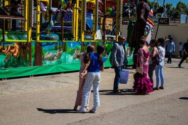 Seville, İspanya - 05 Mayıs 2022 Feria de Sevilla lunaparkı, eğlence ve gezintiler tekrar açıldı.