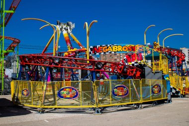 Seville, İspanya - 05 Mayıs 2022 Feria de Sevilla lunaparkı, eğlence ve gezintiler tekrar açıldı.