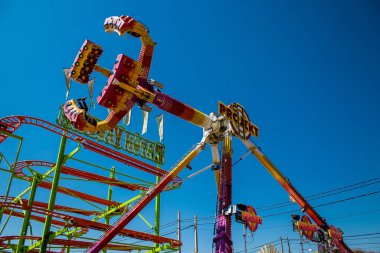 Seville, İspanya - 05 Mayıs 2022 Feria de Sevilla lunaparkı, eğlence ve gezintiler tekrar açıldı.